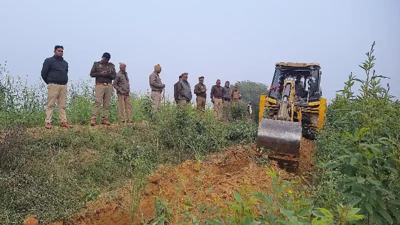 Chandauli News: अवैध अतिक्रमणकारियों पर चला बाबा का बुलडोजर, 30 हेक्टेयर वन भूमि कब्जा मुक्त.
