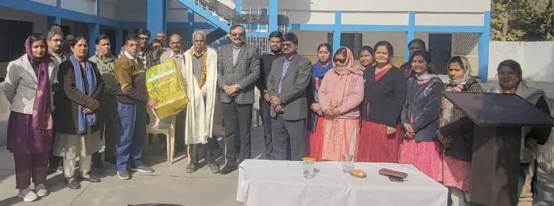 Sonbhadra News: सेवानिवृत्त हो रहे कर्मचारी मूलचंद पटेल को भावभीनी विदाई, समारोह का हुआ आयोजन.