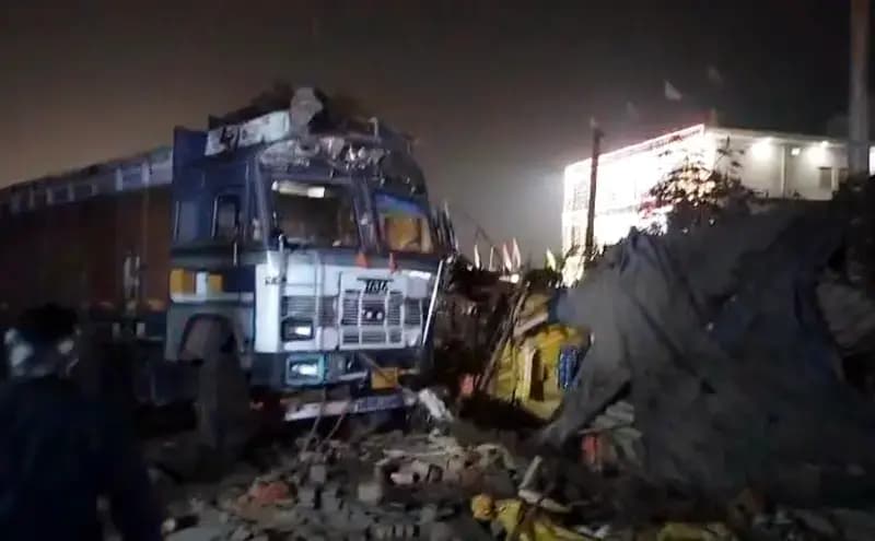 Chandauli News: हाइवे के किनारे दुकान में घुसी ट्रक, चाय पी रहे दो लोगों के मौके पर मौत