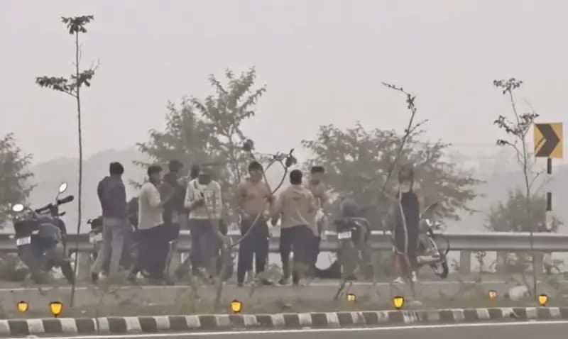 Chandauli News: रिंग रोड पर स्टंटबाजी का वीडियो वायरल, अभी तक पुलिस ने नहीं कि कार्यवाई.