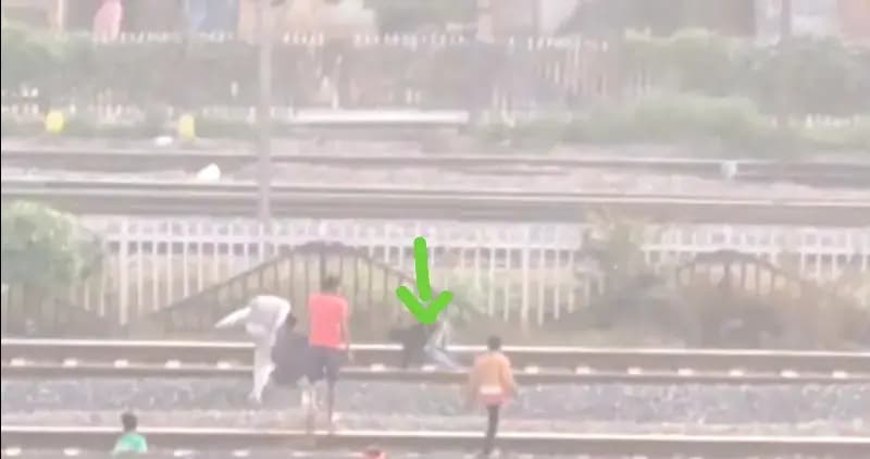 Chandauli News: पतंग लूटने के चक्कर में मालगाड़ी के नीचे आया बालक, गुजर गयी पूरी ट्रेन.
