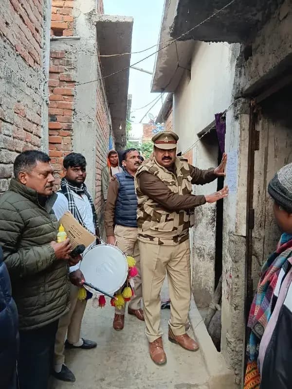 Chandauli News: फरार गैंगस्टर आरोपी के घर पुलिस ने चस्पा किया नोटिस कराई मुनादी.
