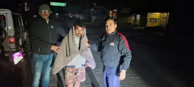 Chandauli News: कड़कड़ाती ठंड के बीच रात में एसडीएम ने जरूरतमंदों को बांटे कंबल.
