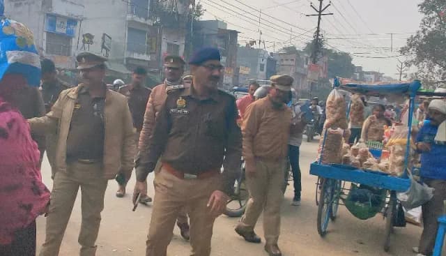 Chandauli News: नगर भ्रमण के दौरान नवागत सीओ ने जीटी रोड पर अतिक्रमणकारियों को दी चेतावनी.
