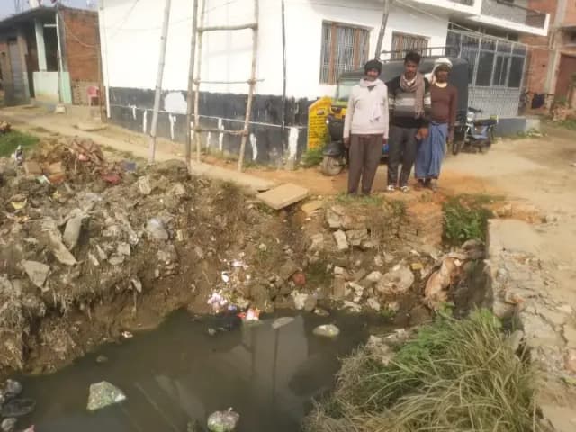 Chandauli News: नहर की सफाई न होने से किसानों में आक्रोश.