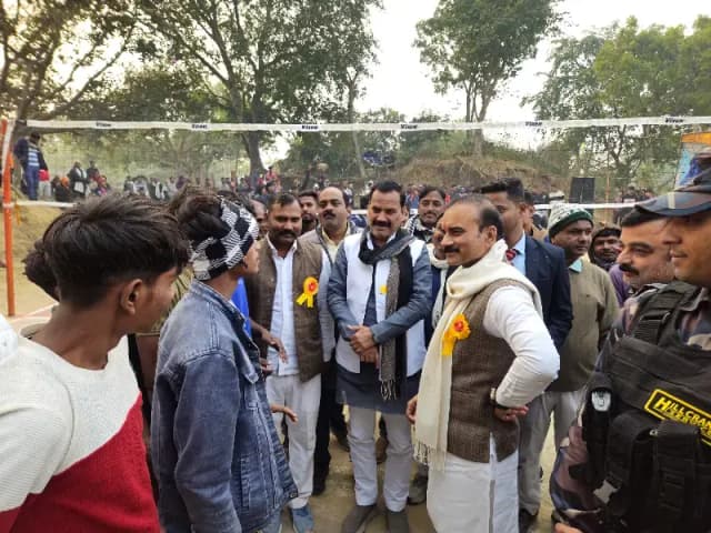 Chandauli News: विधायक सुशील सिंह ने वॉलीबॉल प्रतियोगिता का किया उद्घाटन, बढ़ाया खिलाड़ियों का उत्साह.
