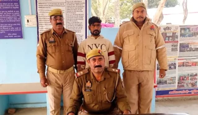 Chandauli News: भौकाल बनाने के लिए तमंचा रखने का शौक ने युवक को पहुंचाया जेल.
