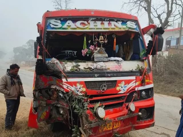 Sonbhadra News: कोहरे के कारण अनियंत्रित होकर पेड़ से टकराई यात्री बस, टला बड़ा हादसा.