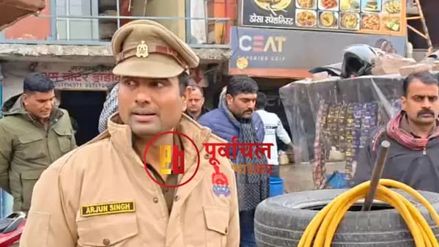 Chandauli News: चर्चित कफ सिरप मामला: दो फर्जी दवा फर्म के शटर का ताला तोड़कर पुलिस ने जांच.
