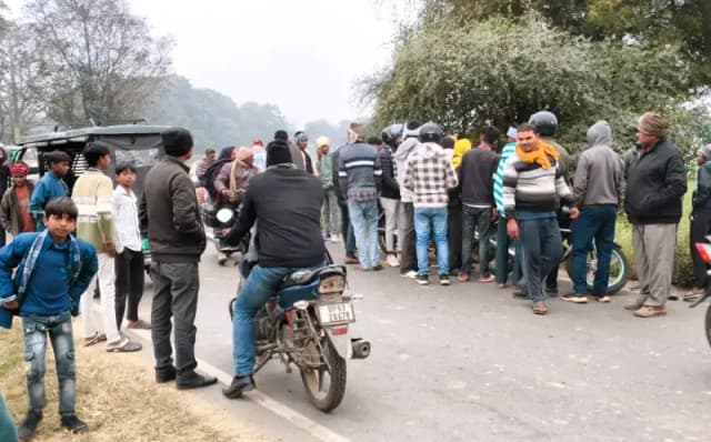 Chandauli News: दो बाइको की आमने-सामने कि टक्कर में तीन घायल, एक की हालत गंभीर.
