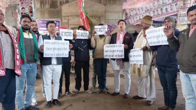 Sonbhadra News: स्थानीय मजदूरों और शिक्षित युवाओं को रोजगार उपलब्ध कराने की मांग को लेकर समाजवादी कार्यकर्ताओं का विरोध प्रदर्शन.
