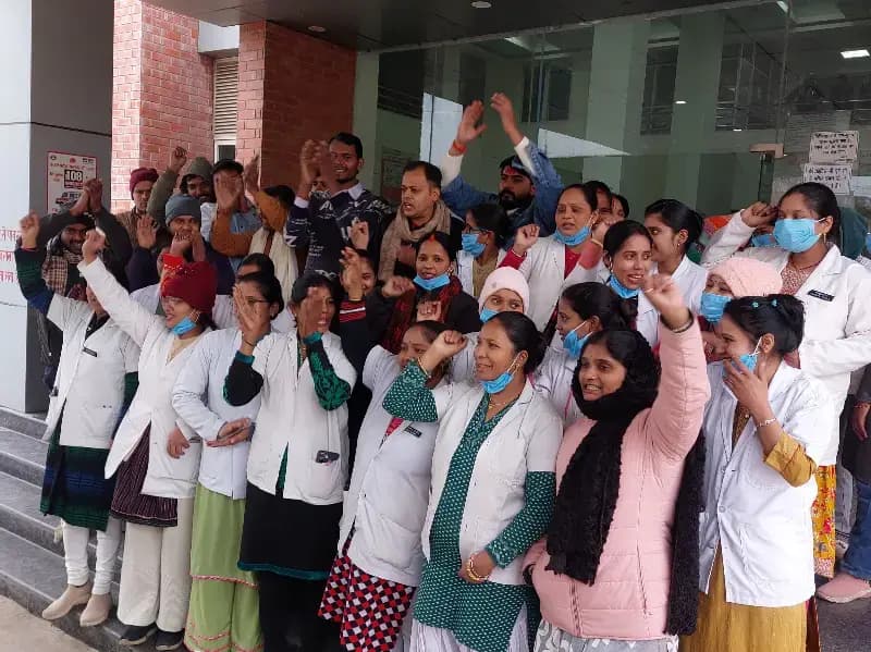 Sonbhadra News: तीन माह से वेतन न मिलने से नाराज़ मेडिकल कॉलेज के आउटसोर्स कर्मचारी का कार्य बहिष्कार, अस्पताल सेवाएं प्रभावित.