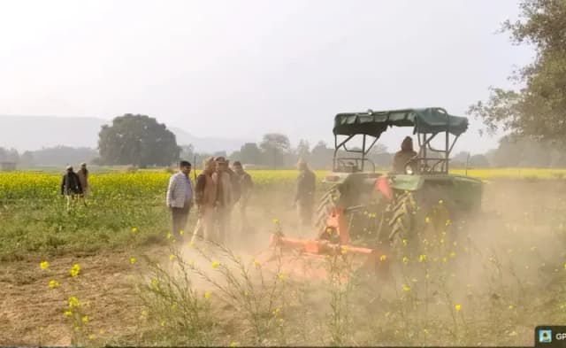 Chandauli News: वन भूमि पर हुए अवैध कब्जे पर कार्रवाई, चार बीघा वन भूमि कब्जा मुक्त.
