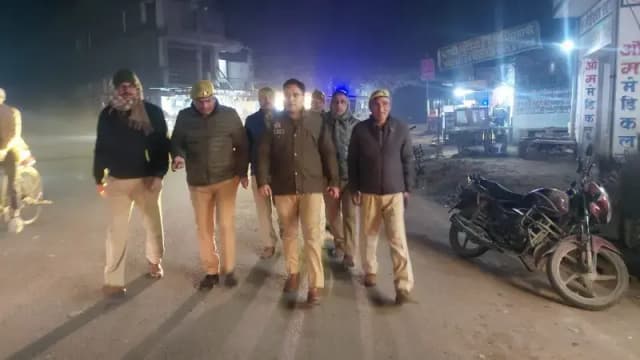Chandauli News: पुलिस बल के साथ सीओ ने किया पैदल गश्त, लोगों को दिलाया सुरक्षा का भरोसा.
