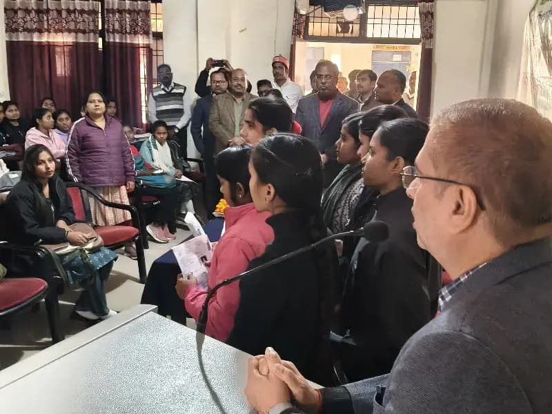 Sonbhadra News: जिलाधिकारी ने मतदाता सूची पुनरीक्षण अभियान शुरू किया, त्रुटिरहित सूची बनाने के लिए नागरिकों से सहयोग की अपील.