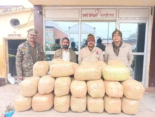 Chandauli News: ट्रक से 79.5 किलो अवैध गांजा बरामद, एक तस्कर गिरफ्तार.
