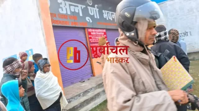 Chandauli News: सस्ते गल्ले की दुकान में बड़ी चोरी, पुलिस के सामने ही 76 बोरी राशन ले उड़े चोर.

