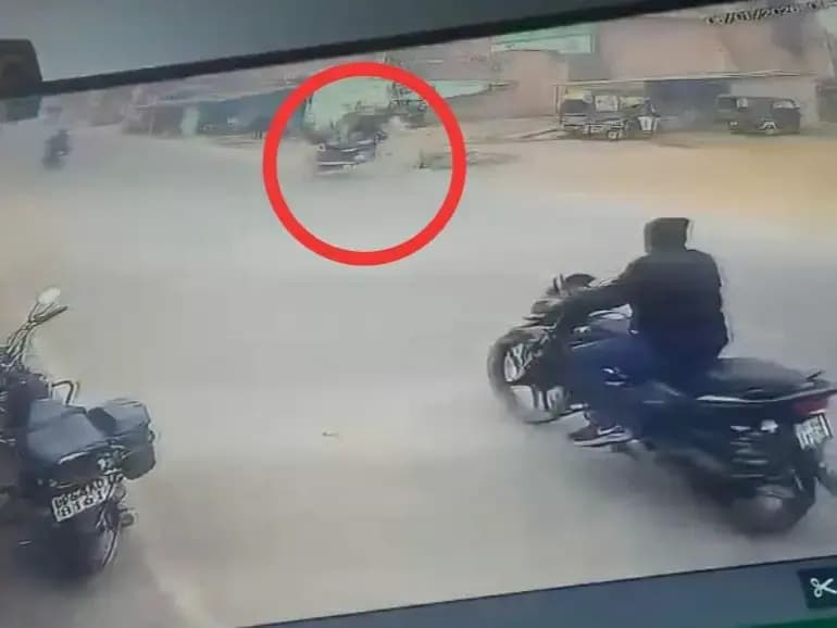 Sonbhadra News: दो बाइकों की आमने-सामने भिड़ंत, दोनों बाइकों के उड़े परखच्चे, सीसीटीवी कैमरे में कैद घटना.