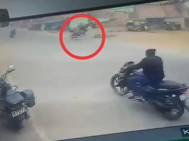 Sonbhadra News: दो बाइकों की आमने-सामने भिड़ंत, दोनों बाइकों के उड़े परखच्चे, सीसीटीवी कैमरे में कैद घटना.