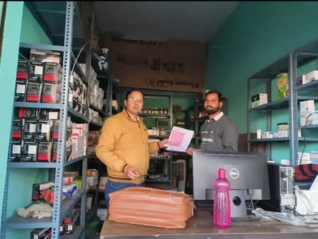 Sonbhadra News: जीवन फार्मा मेडिकल पर छापेमारी, दो संदिग्ध नमूने जब्त, नशीली दवाओं की जांच के बाद बिक्री पर अगले आदेश तक रोक.