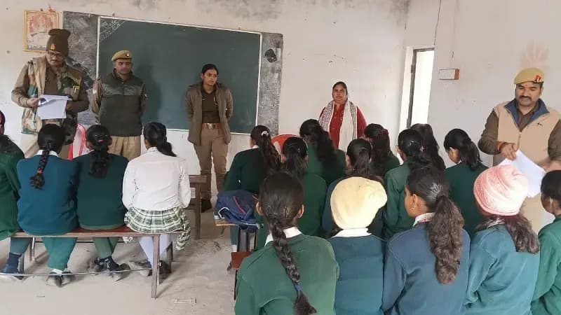 Sonbhadra News: हंसवाहिनी पब्लिक स्कूल में साइबर जागरूकता अभियान का आयोजन, छात्र-छात्राओं को बताए बचाव के गुण.