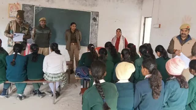 Sonbhadra News: हंसवाहिनी पब्लिक स्कूल में साइबर जागरूकता अभियान का आयोजन, छात्र-छात्राओं को बताए बचाव के गुण.