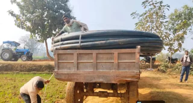 Chandauli News: बिना अनुमति वन भूमि पर पाइपलाइन बिछाने पर वन विभाग ने पाईप किया सीज, दर्ज कराई एफआईआर.
