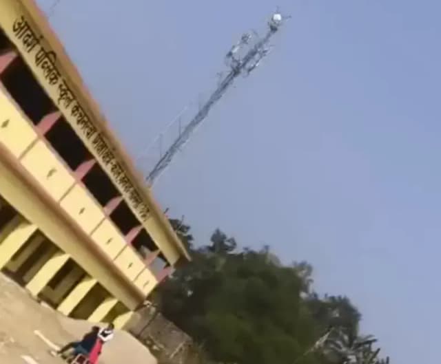 Sonbhadra News: शीतलहर के दौरान स्कूल खोलने की शिकायत पर हमला, विद्यालय प्रबंधक पर लाठी-डंडों से हमला करने का आरोप.