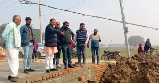 Chandauli News: नहर का पानी छोड़े जाने से 100 बीघा फसल जलमग्न, प्रशासन ने किया स्थलीय निरीक्षण.
