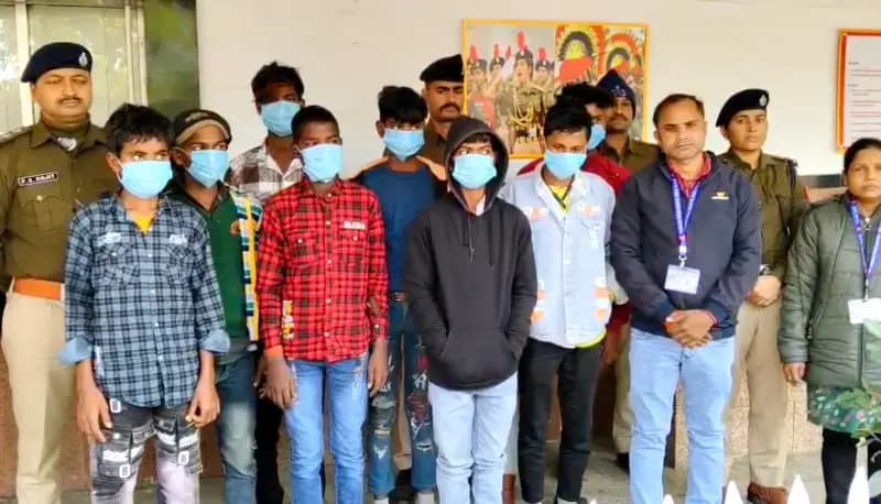 Chandauli News: सियालदह से अजमेर जा रही ट्रेन से आरपीएफ ने 8 नाबालिक बच्चों को किया रेस्क्यू. 

