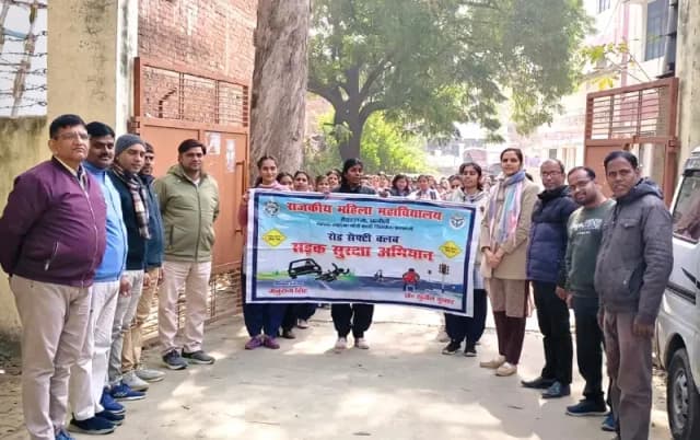 Chandauli News: सड़क सुरक्षा माह के तहत राजकीय महिला महाविद्यालय में जागरूकता रैली.
