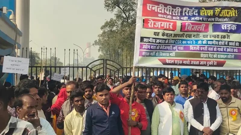 Sonbhadra News: रोजगार, बिजली व सड़क की मांग को लेकर ग्रामीणों का पैदल मार्च.