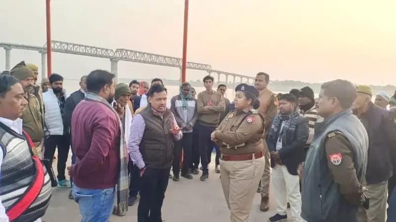 Chandauli News: पश्चिम वाहिनी गंगा घाट पर शुरू हुई साफ-सफाई, एसडीएम ने किया निरीक्षण.

