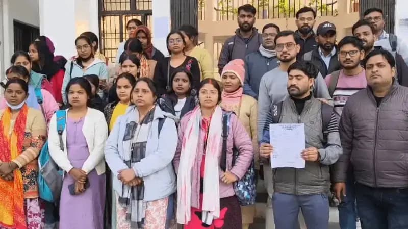 Sonbhadra News: महीनों से भुगतान नहीं मिल पाने की वजह से स्वास्थ्य अधिकारी परेशान, सीडीओ से मिलकर बताई समस्या.