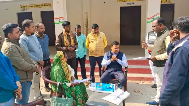 Chandauli News: 25 हजार मतदाताओं को नोटिस भेजने की तैयारी, एसडीएम ने लिया जायजा.
