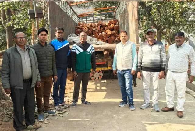 Sonbhadra News: छत्तीसगढ़ से हरियाणा जा रहा अवैध खैर लदा ट्रक जब्त, दो टन से अधिक लकड़ी बरामद, तस्कर अंधेरे का फायदा उठाकर फरार.
