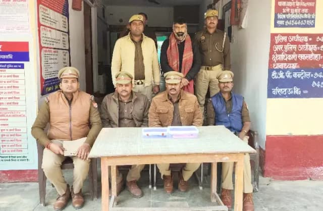 Chandauli News: किन्नर के घर धमाका कर हत्या के प्रयास का आरोपी 50 हजार इनामी गिरफ्तार,

