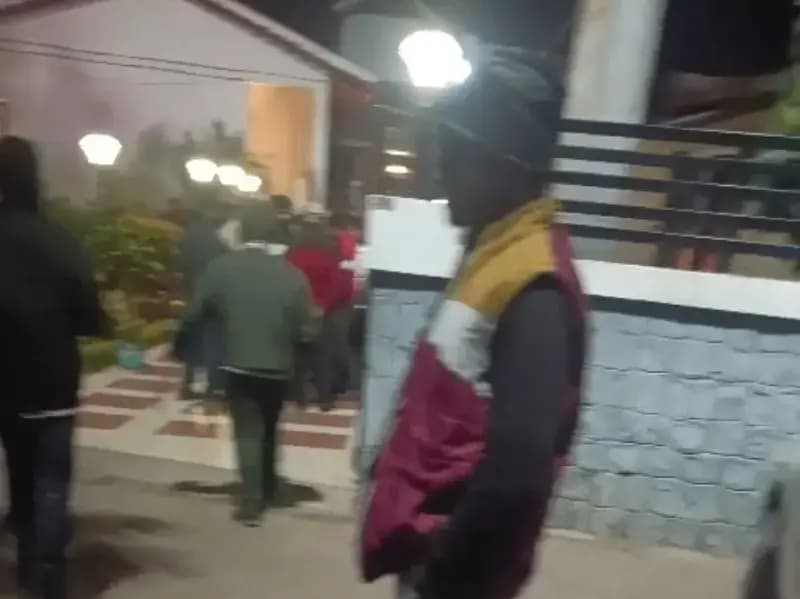 Sonbhadra News: निजी होटल में फैशन शो के नाम अश्लील डांस का आरोप, हंगामा.