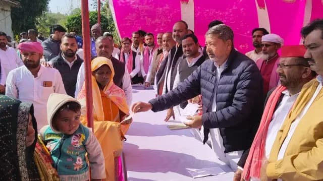 Sonbhadra News: सपा का प्रतिनिधिमंडल पहुंचा सोनभद्र, खनन हादसे में जान गंवाने वाले प्रत्येक पीड़ित परिवार को एक लाख रुपये का चेक किया वितरित.