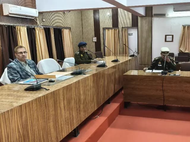 Sonbhadra News: स्कूल वाहनों में क्षमता से अधिक छात्र न बैठाएं, जांच में पकड़े जाने पर होगी कार्रवाई- जिलाधिकारी.