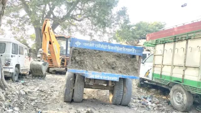 Chandauli News: अवैध मिट्टी व बालू खनन के खिलाफ पुलिस का अभियान, जेसीबी व ट्रैक्टर जब्त.
