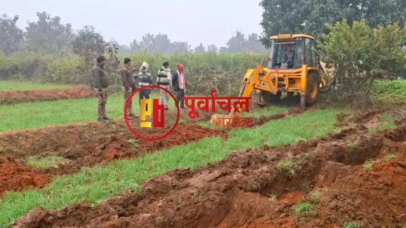 Chandauli News: वन भूमि पर हुये अवैध खेती पर चला जेसीबी, वन विभाग नष्ट की गई गेहूं सरसों की फसल.
