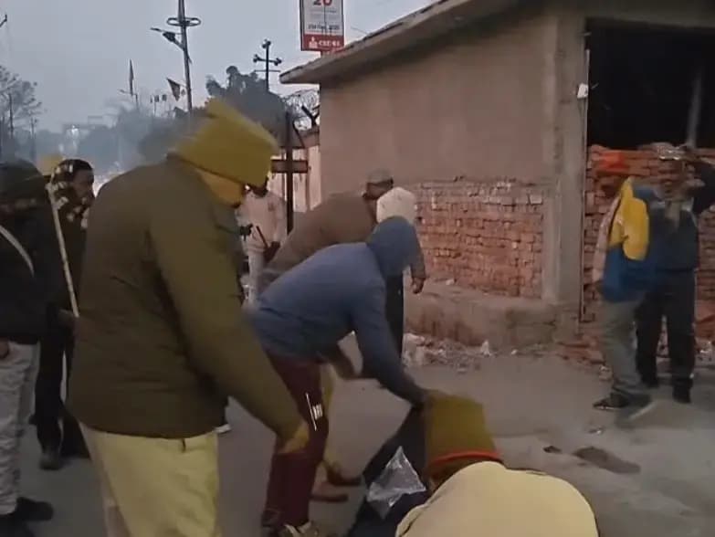 Sonbhadra News: संदिग्ध परिस्थितियों में युवक का शव मिलने से हड़कंप, पुलिस जांच में जुटी.
