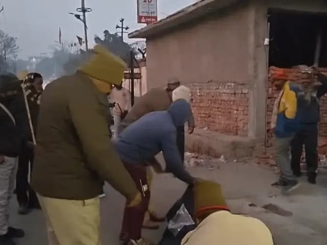 Sonbhadra News: संदिग्ध परिस्थितियों में युवक का शव मिलने से हड़कंप, पुलिस जांच में जुटी.
