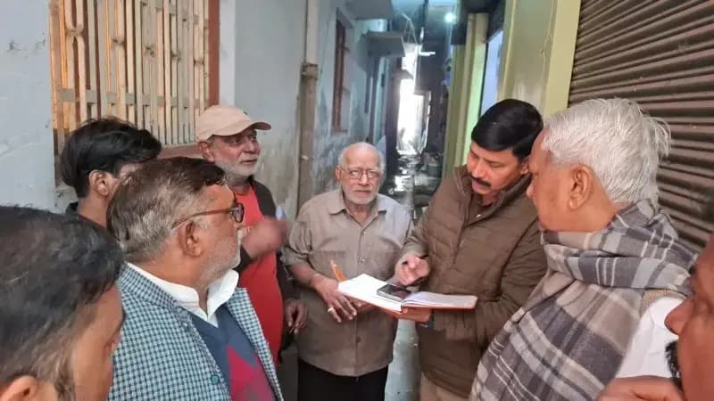 Chandauli News: घर में खड़ी स्कूटी पर पेट्रोल डालकर लगाई आग, लाखों का नुकसान.
