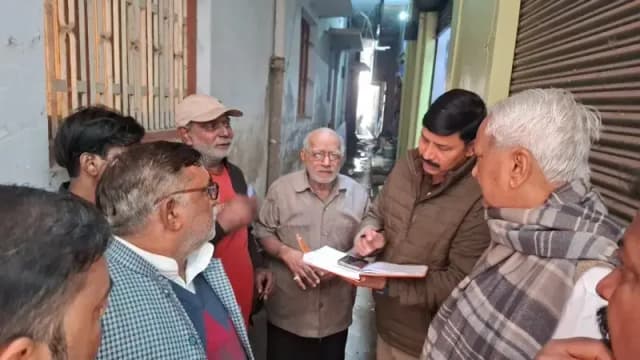 Chandauli News: घर में खड़ी स्कूटी पर पेट्रोल डालकर लगाई आग, लाखों का नुकसान.
