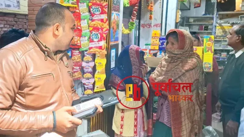 Chandauli News: केक शॉप से चोरी करते रंगे हाथ पकड़ी गई दो महिलाए.
