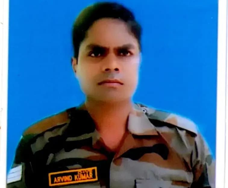 Chandauli News: सेना के हवलदार अरविंद कुमार मौर्य का निधन, गांव में शोक की लहर.

