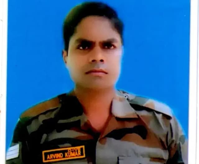 Chandauli News: सेना के हवलदार अरविंद कुमार मौर्य का निधन, गांव में शोक की लहर.

