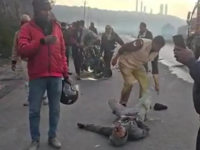 Sonbhadra News: कार बाइक के भिड़ंत से तीन युवक घायल, संजीवनी चिकित्सालय में उपचार जारी.